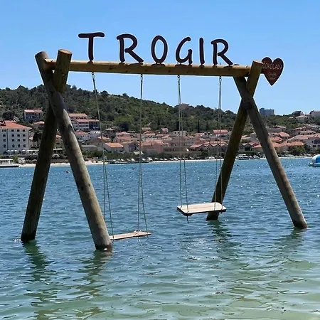 Vila Zrina - Apartmani Trogir Exterior photo